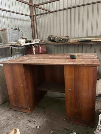 Стол и шкаф б/у