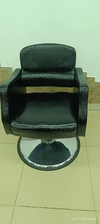 Продам кресло парикмахерское