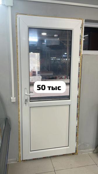 Продам б/у пластиковую дверь