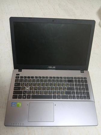 Ноутбук ASUS в рабочем состоянии