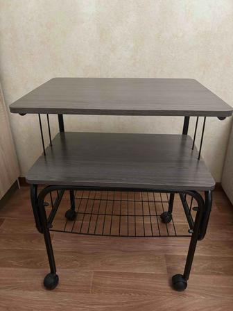 Продам столик на колесиках