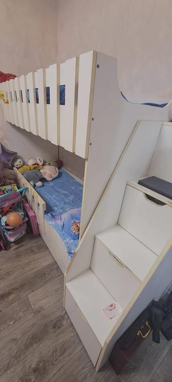 Детская двухъярусная кровать