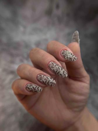 Модель на маникюр