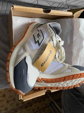 Продам новые кроссовки LOTTO