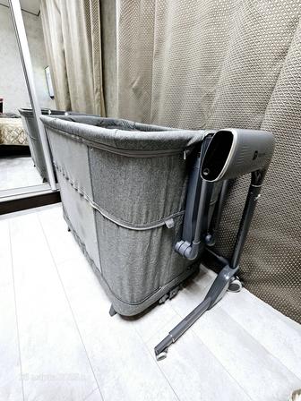 Продам приставную детскую кровать- манеж с автоукачиванием.