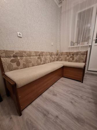 Продам угловой кухонный диван-кровать
