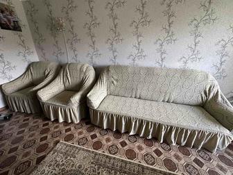 Продам диван 2м с двумя креслами и с чехлами