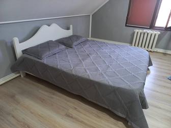 Продам двухспальную кровать с матрасом
