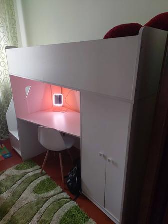 Продам б/у кровать , стол , шкаф встроенные. Состояние хорошее.