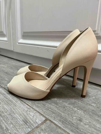 Продам кожаные босоножки Charles Keith