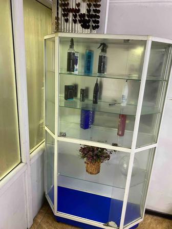 Продается витрина стеклянная