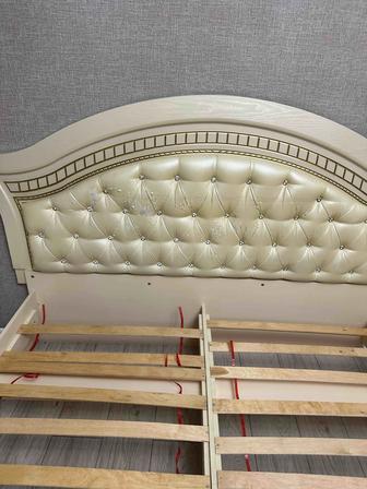 Кровать и тумбочки даром