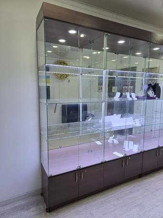 Витрина стеклянная шкаф с подсветкой
