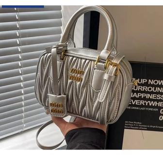 Продам новую сумку серебристую Miu Miu