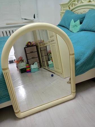Продается кровать с матрасом и зеркалом