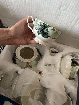 Новый фарфоровый чайный сервиз, на 6 персон, 17 предметов. В коробке.