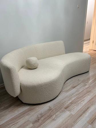 Продается округленный диван белый
