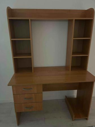 Компьютерный стол с полками