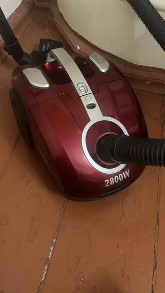 Продаю пылесос Scarlett 2800W