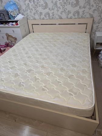 Двуспальная кровать