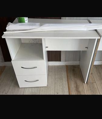 Маникюрный стол