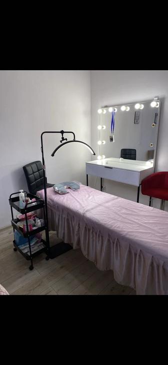 Аренда рабочих мест. Стол визажиста , кушетка, маникюрный стол