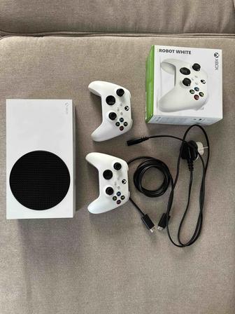 Xbox series S и 2 джойстика