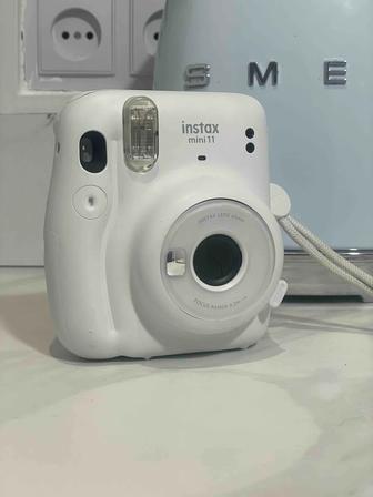 Продам за символическую стоимость фотоаппарат instax mini 11