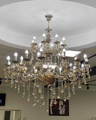 Роскошная восьмирожковая люстра с 32 лампами и кристаллами
