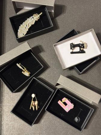 Продам новые брошки.В подарочной коробочке.