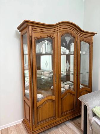 Продается сервант горка для посуды из дерева