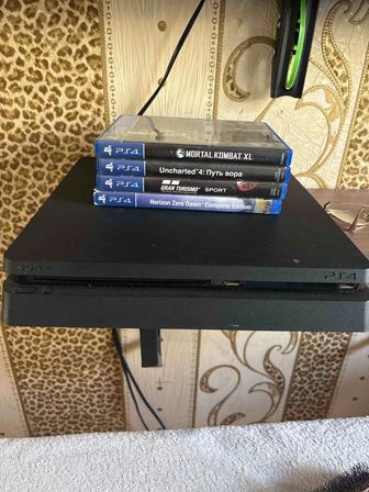 Продаю игровую приставку PlayStation 4 Slim (PS4) 4 игры 

Состоя
