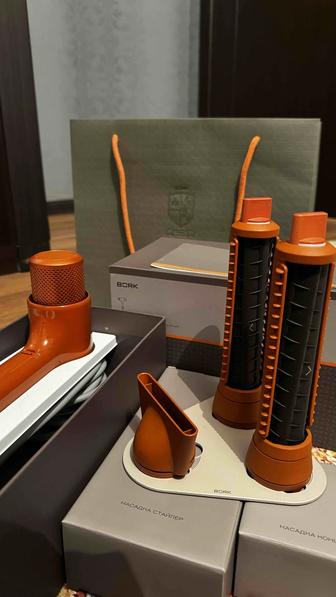 Bork фен-стайлер F732
Полный комплект насадок, магнитная подставка