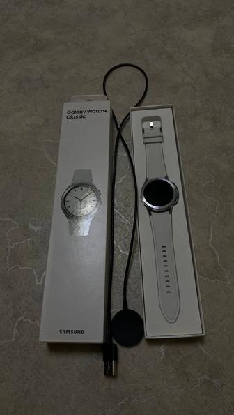 Серебристый Galaxy Watch4 Classic.