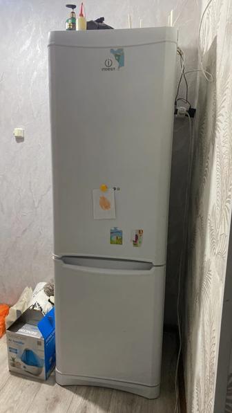Продам холодильник Indesit