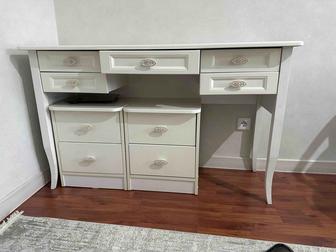 Продам туалетный столик и 2 тумбочки