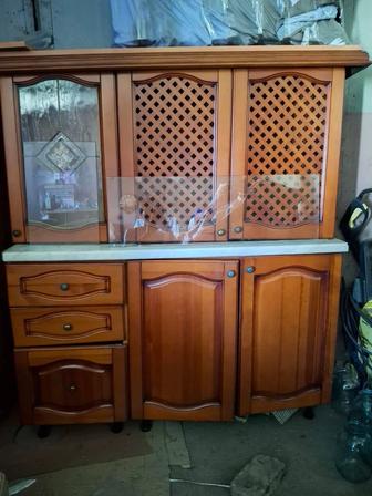 Продам кухонный гарнитур. Дерево. Срочно. Раковина есть.