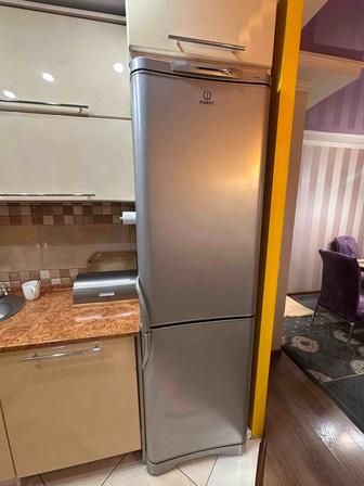 Отдам даром холодильник Indesit