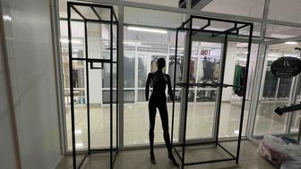 Торговое оборудование для бутика одежды стеллажи металлические