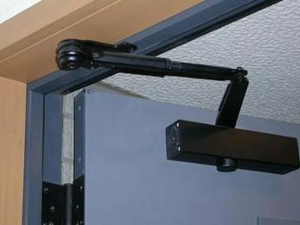 Установка дверных доводчиков