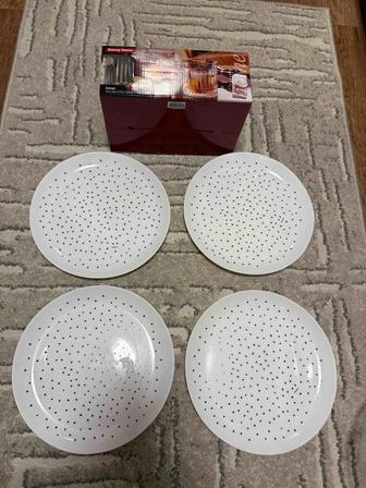 Посуды стаканы и тарелки большие