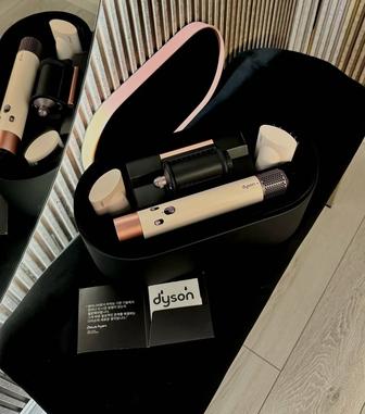 Продам DYSON , полная комплектация (насадки, трэвел сумка и расчески)