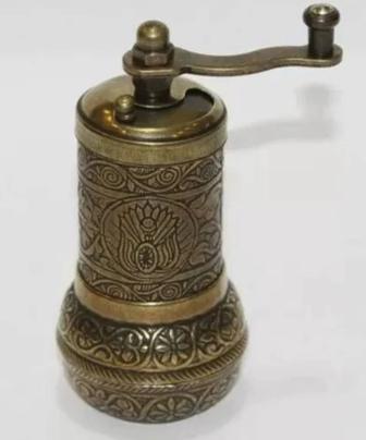 Винтажная турецкая ручная мельница для специй или кофе