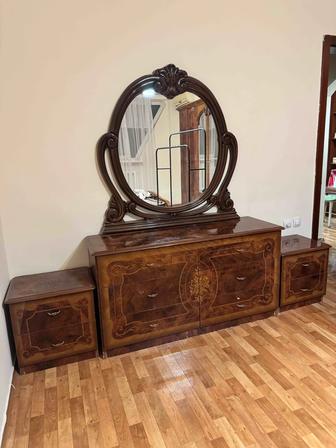 Спальный гарнитур из дерева в цвете орех