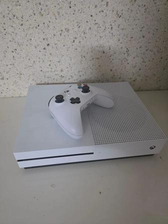 Продам игровую приставку XBox One-S