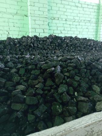 Перекидаем уголь чистим снег