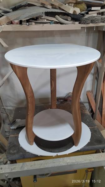 Столик из искусственного камня и дерева