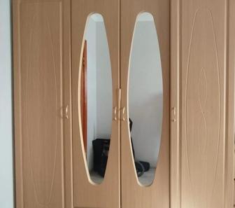 Продам вместительный шкаф с зеркалами