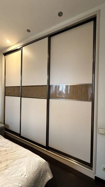 Продаются 3 встроенных шкафа высотой почти 3 метра.