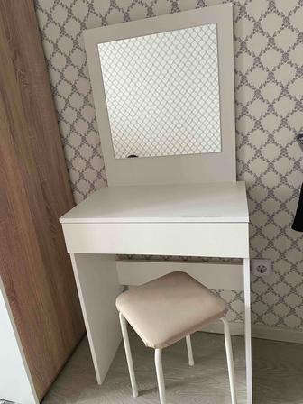 Продаю туалетный столик с зеркалом